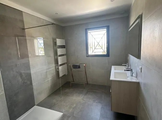 De Avec Piscine * Vendemian