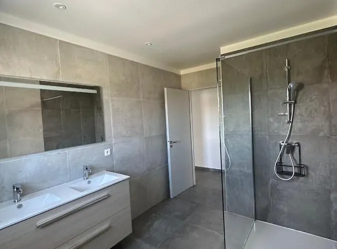 De Avec Piscine Вилла Vendemian